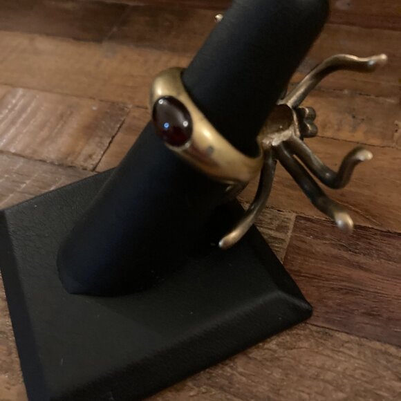 V. RARE 90's Linda Levinson Matte Gold, Rhinestone & Garnet Spider Ring, signed. - Picture 11 of 11